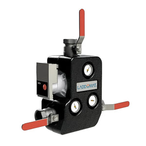 Schwarzes Heizsystemkomponente mit roten Ventilen und Druckanzeigen für Laddomat 21-100