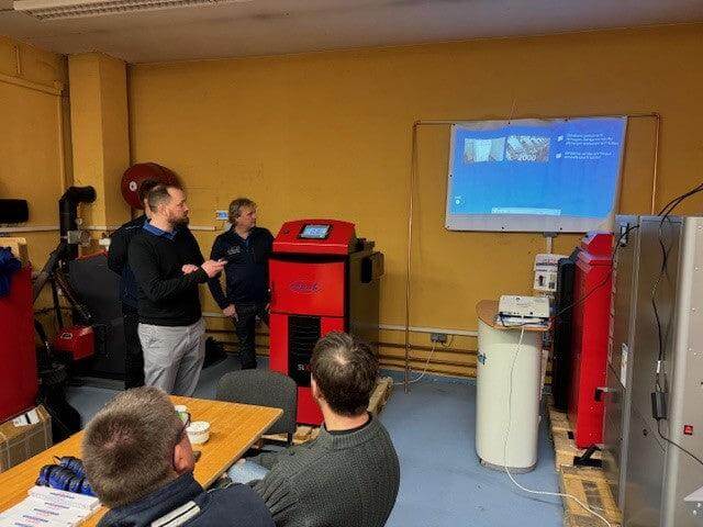 Indoor Präsentation mit roter hochwertige premium Maschinentechnik bei GEMA GMBH