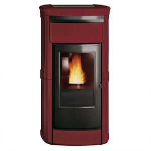 Wasserführender Pelletofen Edilkamin Kira2 H 18 Up mit eleganter Keramikverkleidung und flammendem Feuer 🔥
