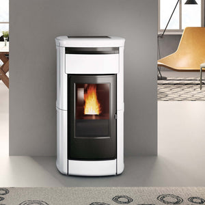 Wasserführender Pelletofen Edilkamin Kira2 H 18 Up in elegantem Design, ideal für effiziente Heizung und stimmungsvolle Atmosphäre. 🔥❄️