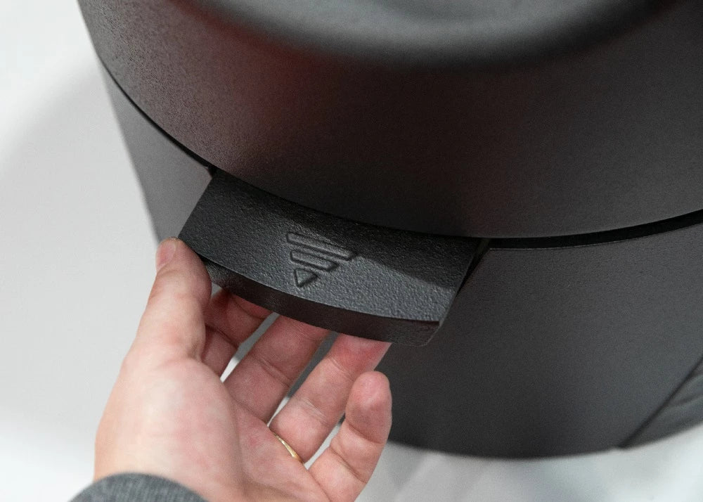 Designerski kominek żeliwny Plamen Tara – niezależny od powietrza w pomieszczeniu