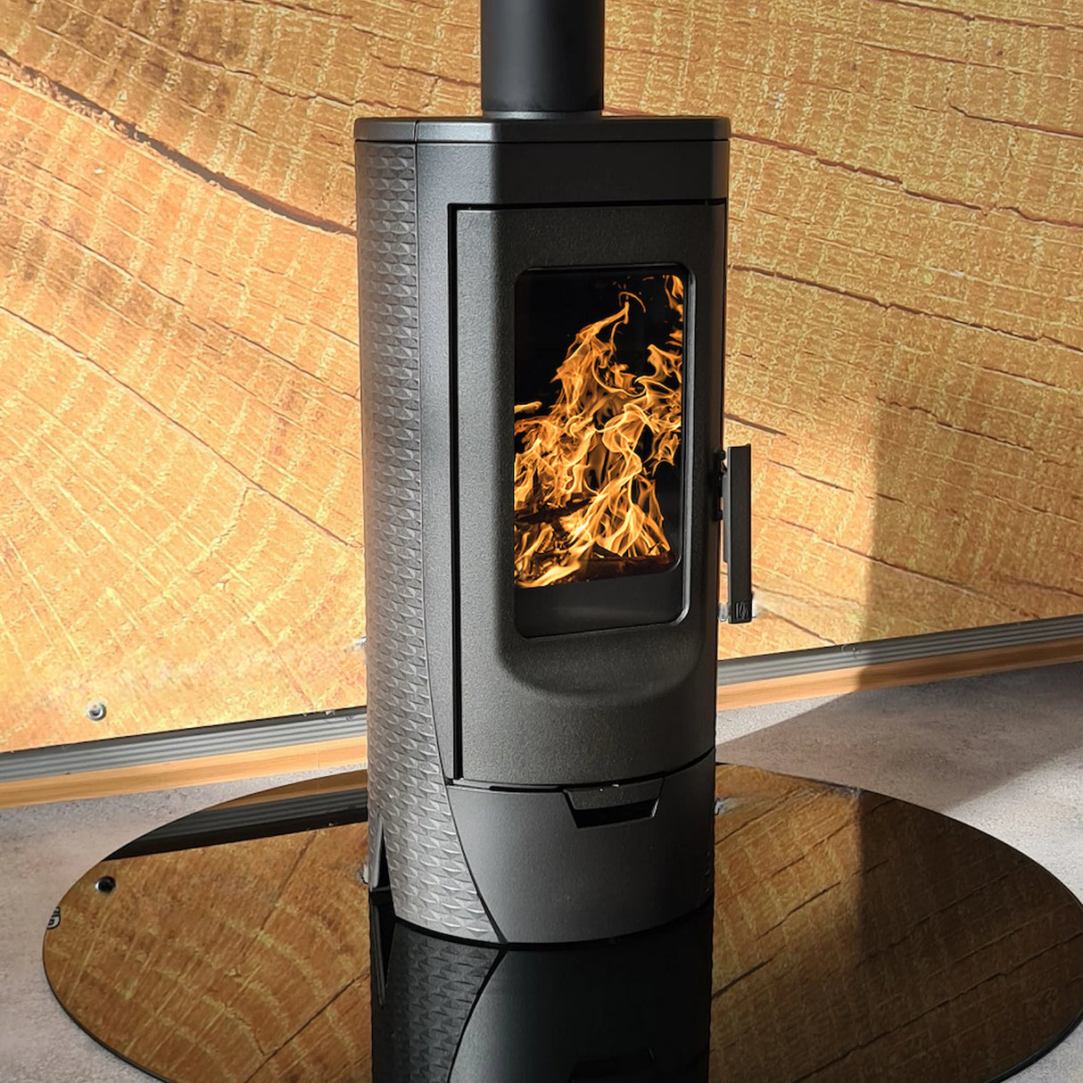 Designerski kominek żeliwny Plamen Tara – niezależny od powietrza w pomieszczeniu