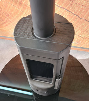 Moderner Gusskaminofen, raumluftunabhängig für effiziente und sichere Wärme in Ihrem Zuhause