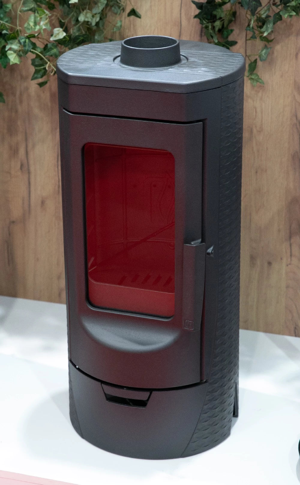 Designerski kominek żeliwny Plamen Tara – niezależny od powietrza w pomieszczeniu