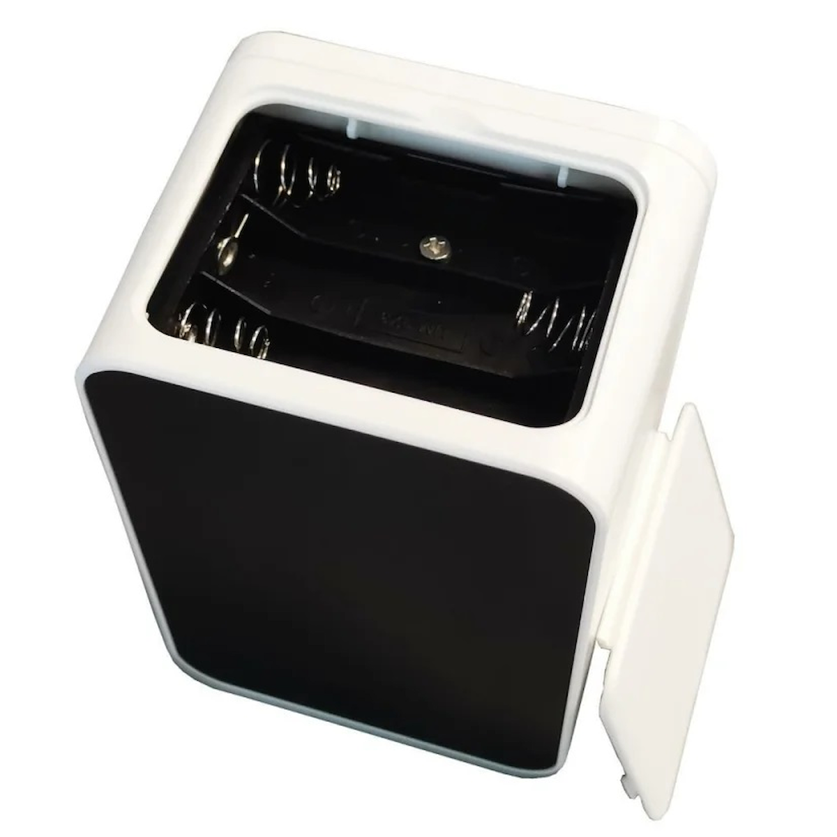 Batteriefach eines quadratischen, weißen Geräts mit schwarzer Front, geöffnet und bereit für Batterien.